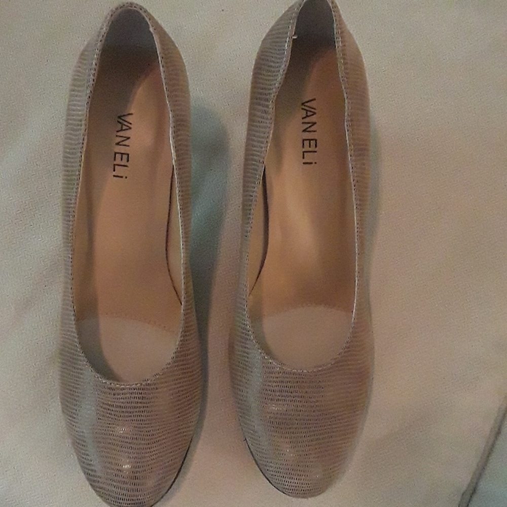 Vaneli Taupe  Pumps 9.5 N